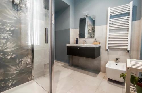 a bathroom with a sink and a shower and a toilet at RRooms-Locazione Turistica in Monterotondo