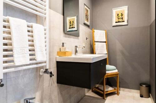 a bathroom with a sink and a chair in it at RRooms-Locazione Turistica in Monterotondo