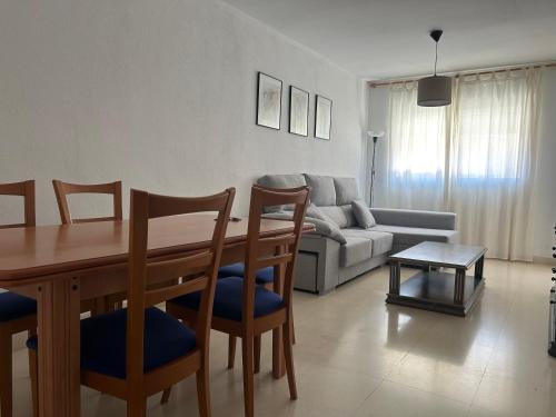 Zdjęcie z galerii obiektu Garden Teatinos, apartamento con piscina, aparcamiento y AC w Maladze