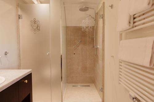Un baño de Grand Hotel Karel V