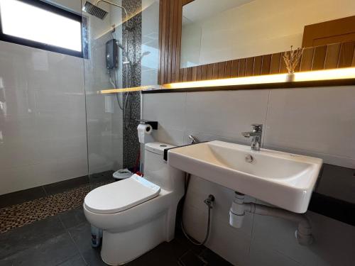 ein Badezimmer mit einer weißen Toilette und einem Waschbecken in der Unterkunft 189 Landed HomeStay Johor Bahru in Kampong Saleng