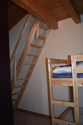 Palanda nebo palandy na pokoji v ubytování Residence La Pineta