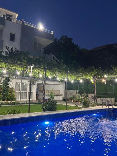 Bazén v ubytování Apartmani Planinska Idila nebo v jeho okolí
