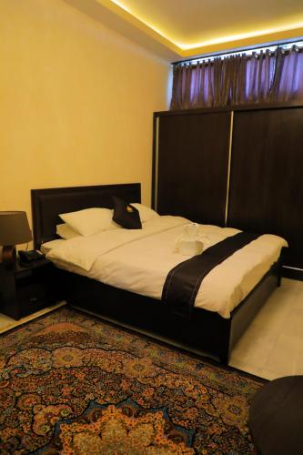 Ένα ή περισσότερα κρεβάτια σε δωμάτιο στο Kabul Taj Hotel