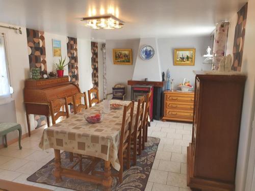 a kitchen and dining room with a table and chairs at Chez Marie in Oye-Plage