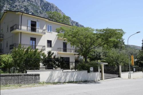 a building on the side of a road at B&B Camposauro in Vitulano
