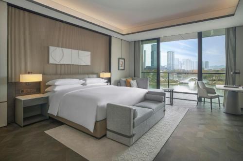 Postel nebo postele na pokoji v ubytování Sheraton Ninghai