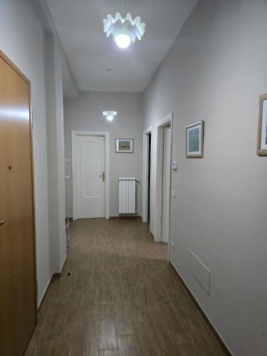 an empty hallway with white walls and a ceiling at B&B Camposauro in Vitulano