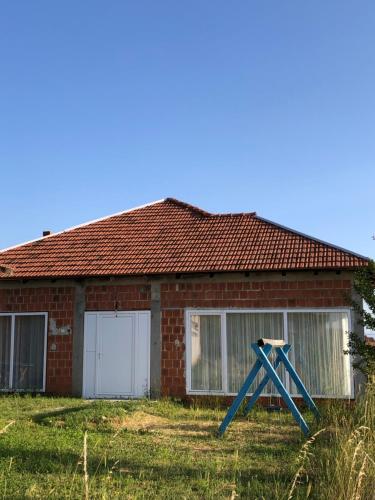 Το κτήριο όπου στεγάζεται  η παραθεριστική κατοικία