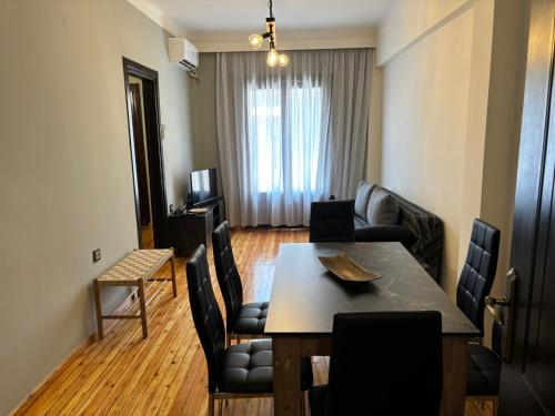 5 Deluxe and Easyliving apartment, 3 rooms , full extra up to 10 people plus baby , ideal midle city area