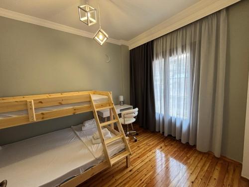 5 Deluxe and Easyliving apartment, 3 rooms , full extra up to 10 people plus baby , ideal midle city area