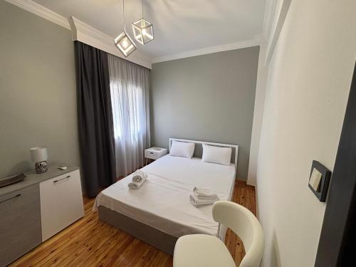 5 Deluxe and Easyliving apartment, 3 rooms , full extra up to 10 people plus baby , ideal midle city area