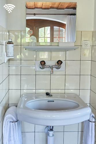 Un baño con un lavabo con dos gafas de sol encima. en Crêt-Bérard, en Puidoux