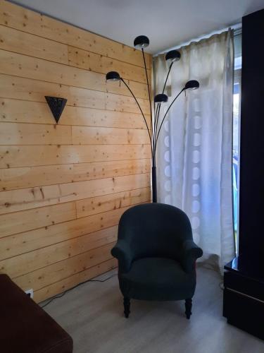 une chaise noire dans une chambre avec une lampe dans l'établissement Joli 86m avec terrasse proche de la plage !, à Arcachon