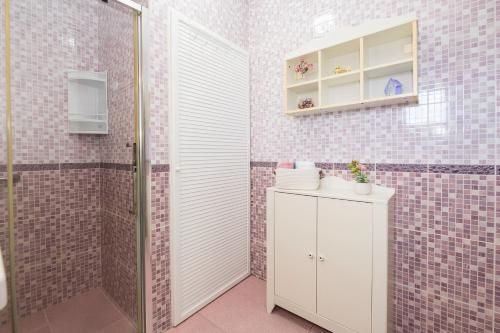 a bathroom with a shower and a white cabinet at Casa Algodon in Chiclana de la Frontera
