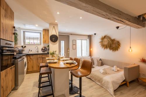 une cuisine et un salon avec une table et un canapé dans l'établissement L'Opale - Duplex Calme & Confort en Hypercentre, à Castres