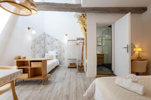 une chambre avec un lit, un bureau et un miroir dans l'établissement L'Opale - Duplex Calme & Confort en Hypercentre, à Castres