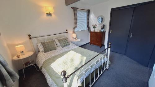 Postel nebo postele na pokoji v ubytování Forest Retreat Sleeps 4 2 Bed Parking