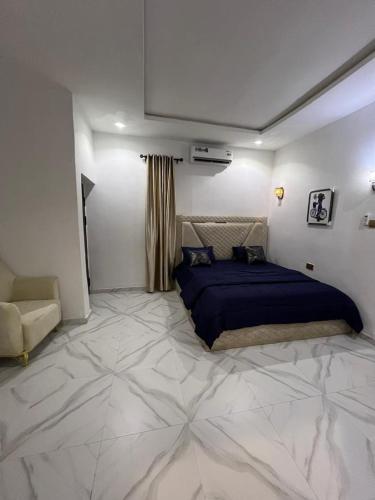 a bedroom with a bed and a couch in it at Stunning and peaceful Home in Mama