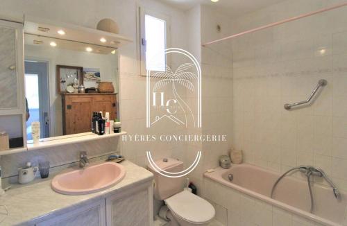 une salle de bain avec un lavabo, des toilettes et une baignoire dans l'établissement L'écrin Costebelle Villa T4 Plage Wifi Clim By HC, à Hyères