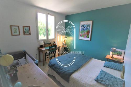 une chambre avec un lit, une table et un bureau dans l'établissement L'écrin Costebelle Villa T4 Plage Wifi Clim By HC, à Hyères