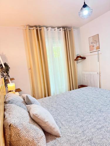 une chambre avec un lit et une fenêtre dans l'établissement Le Havre de paix Montpelliérain - terrasse et parking privé, à Montpellier