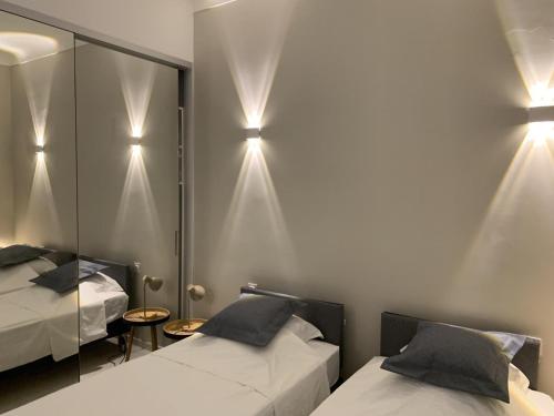 une chambre avec deux lits et un miroir dans l'établissement 