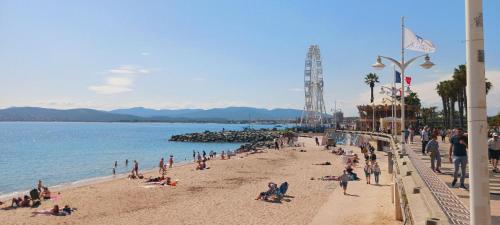 "le veillat" à 50m de la plage
