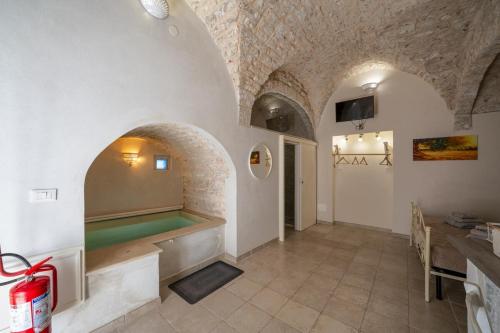 een grote kamer met een pooltafel in een gebouw bij Jacuzzi IV Monte romantic suite with hot tub in Ceglie Messapica