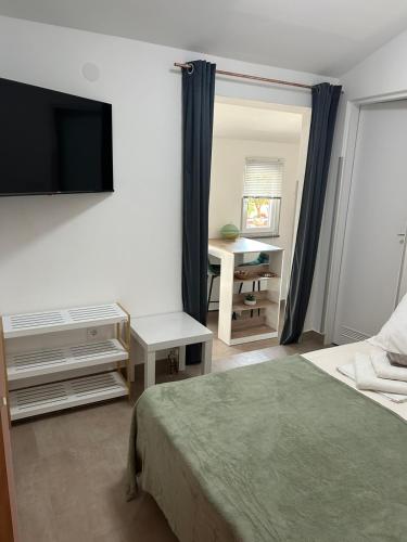 Apartment Studio Rosi 2, Peaceful Stay in Pula, Free Parking