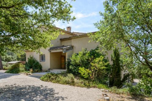 une grande maison blanche avec des arbres devant dans l'établissement Les Gardis Family house for ideal refuge in Provence !, à Cadenet