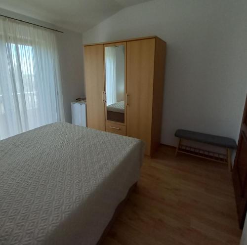 a bedroom with a bed and a cabinet at Soba Andela in Labinci