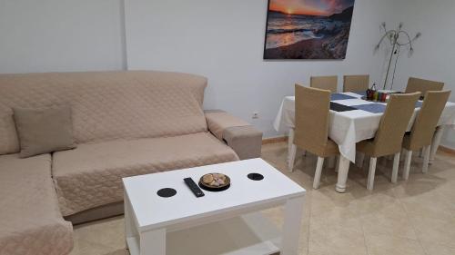 salon z kanapą i stołem w obiekcie Beautiful 2 bedrooms Apartment in Agua Mundo w mieście Benidorm
