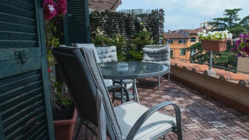 a patio with a table and chairs on a balcony at B&B 7 Rooms in Pisa