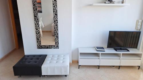 salon z telewizorem i lustrem w obiekcie Beautiful 2 bedrooms Apartment in Agua Mundo w mieście Benidorm