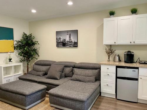 a living room with a couch and a kitchen at Guest suite near La Cienega Park Beverly Hills next to LACMA La Brea Tar Pits Peterson Museum and Academy Awards Museum in Los Angeles