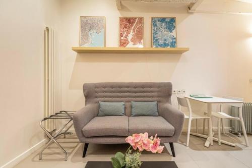 un salon avec un canapé et une table dans l'établissement GuestReady - Modern Studio 1min Charonne Metro, à Paris