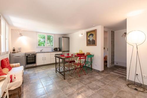 a living room with a table and a kitchen at Casa Bavitoli RDC - Avec jardin in Cauro