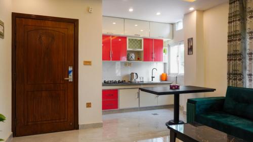 Η κουζίνα ή μικρή κουζίνα στο Kamboh La Cloud Hotel and Apartments