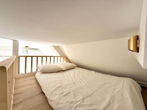 - une chambre avec un grand lit dans l'angle dans l'établissement Little LV1 Au cœur de l'Avenue des Champs-Elysées Arc de Triomphe, à Paris