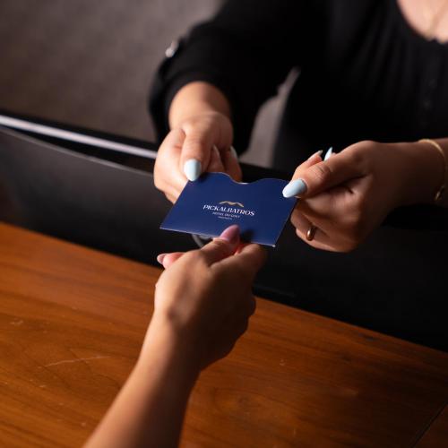 two hands holding up a piece of paper at Pickalbatros Hôtel Du Golf - Adults Friendly 16 Years Plus- All-Inclusive in Marrakech