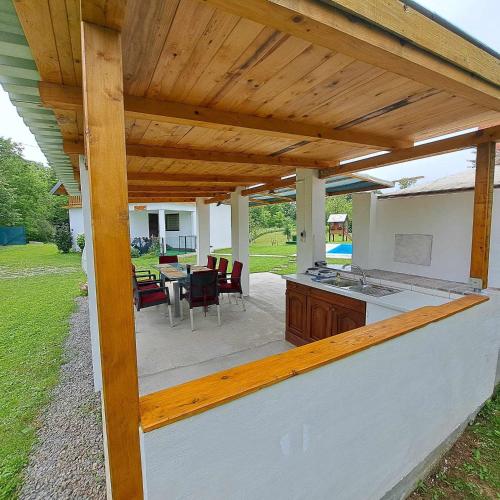 Ein Garten an der Unterkunft Oaza mira BK