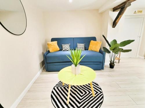Studio cosy refait à neuf - proche aéroport et tram