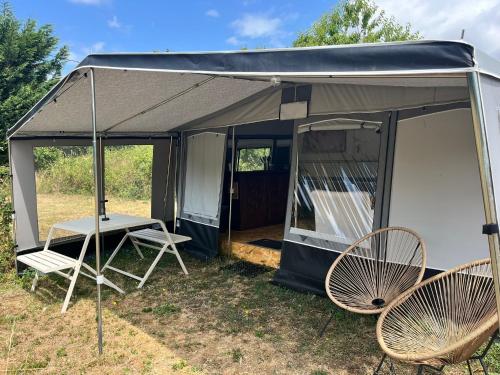 Gallery image of Caravan Le Plantier 3 in Beaulieu-sur-Sonnette
