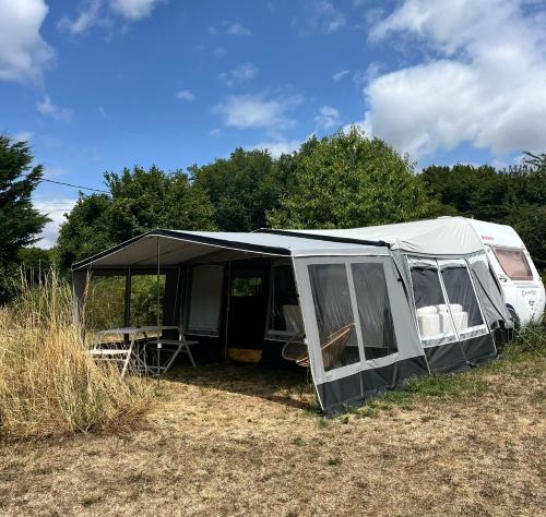 Gallery image of Caravan Le Plantier 3 in Beaulieu-sur-Sonnette