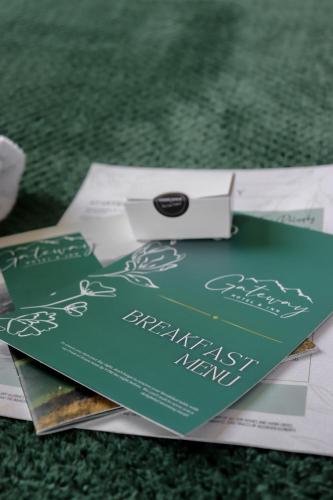 The Gateway Hotelに飾ってある許可証、賞状、看板またはその他の書類