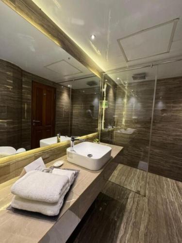 コーチにあるThe Avenue Center Hotelの洗面台と鏡のあるバスルーム