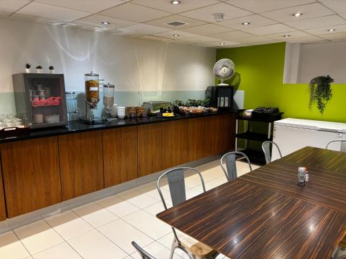 Dapur atau dapur kecil di Safestay Glasgow Charing Cross