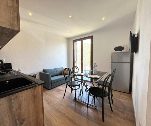 Una cocina y un comedor con mesa y sillas. en BASTIA Studio neuf jolie vue proche centre, en Bastia