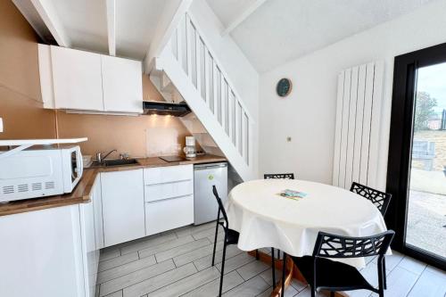 Kuchyň nebo kuchyňský kout v ubytování Détente en famille Maison 2ch & pisicine